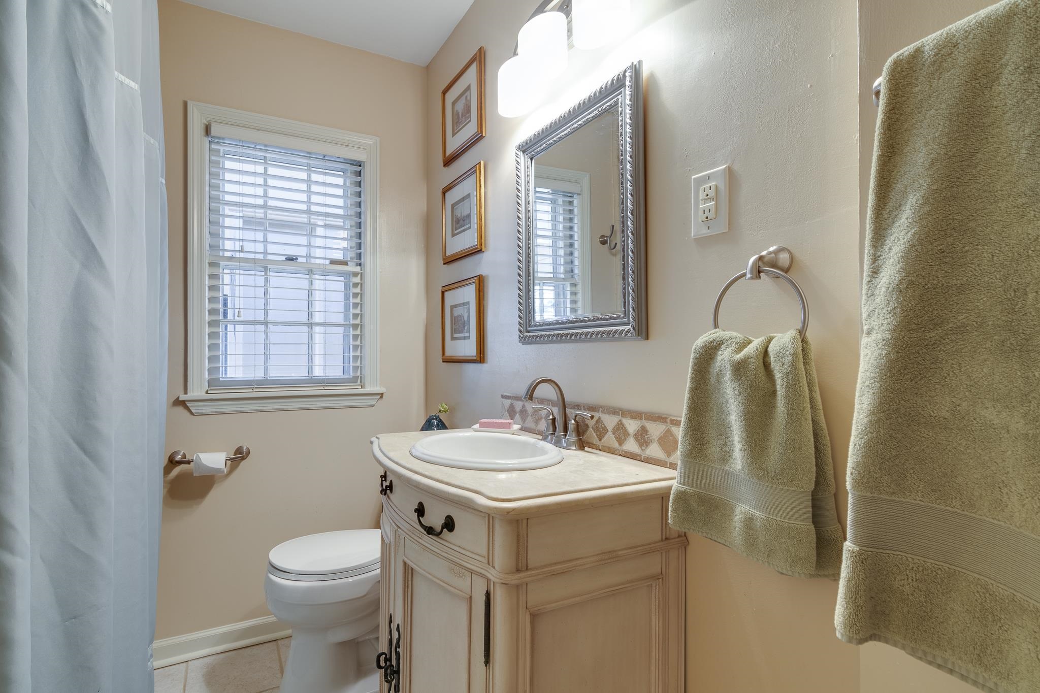 286 North Perkins Road Memphis, TN 38117 - Photo 15 of 25 a bathroom with a sink toilet and mirror