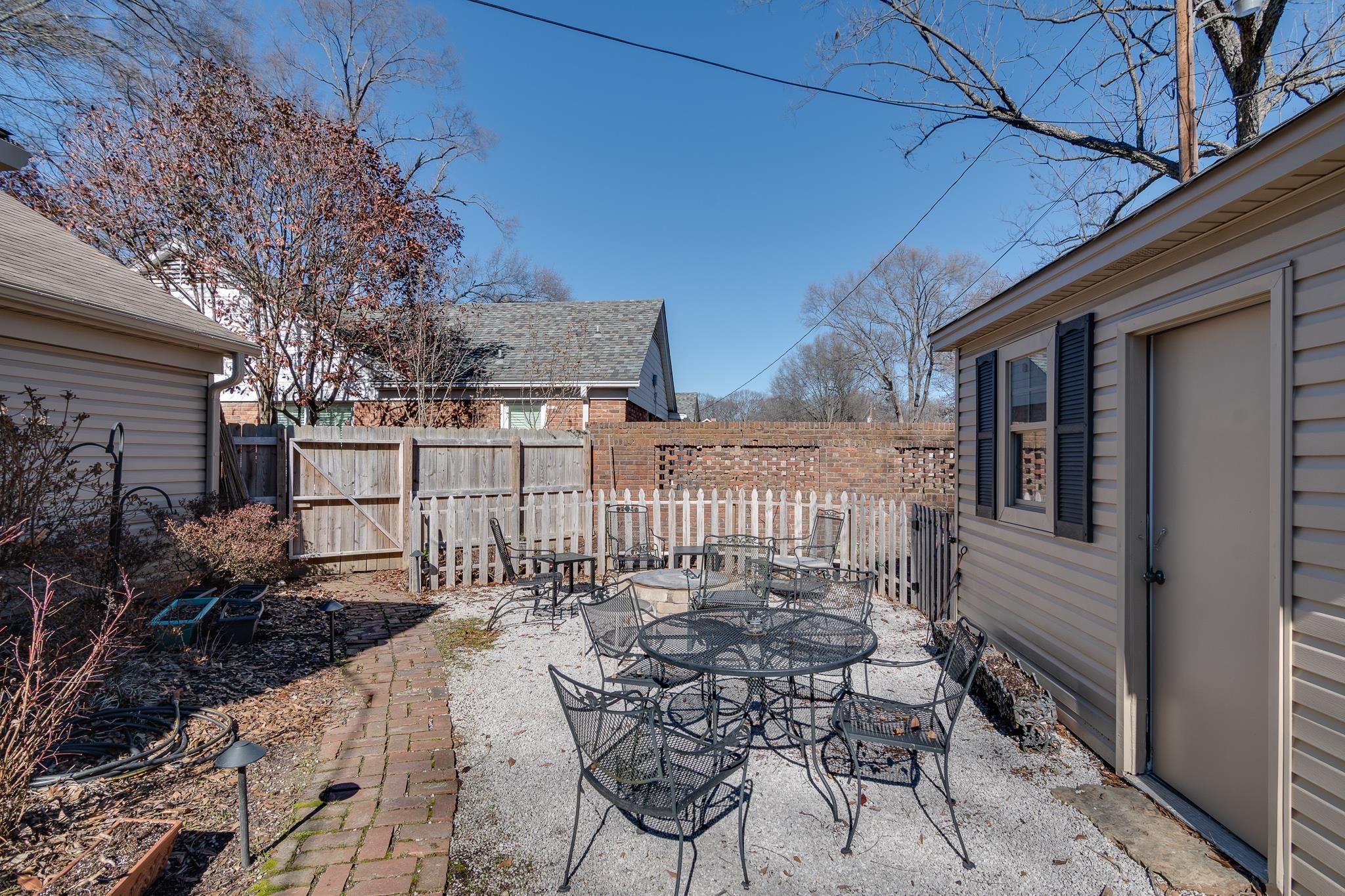 286 North Perkins Road Memphis, TN 38117 - Photo 22 of 25 a view of a chair and table in the patio