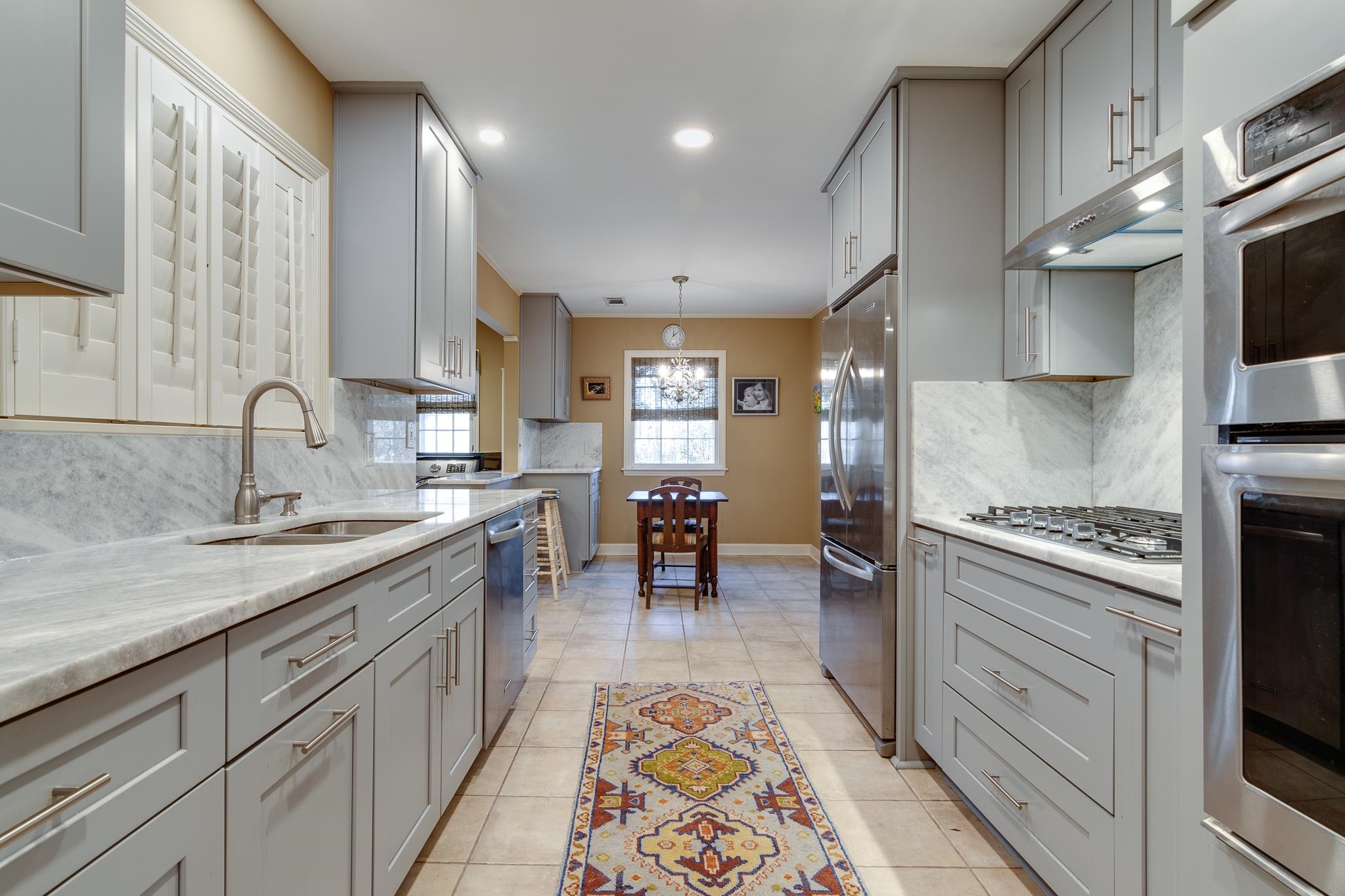 286 North Perkins Road Memphis, TN 38117 - Photo 4 of 25 a large kitchen with stainless steel appliances granite countertop a stove and a sink