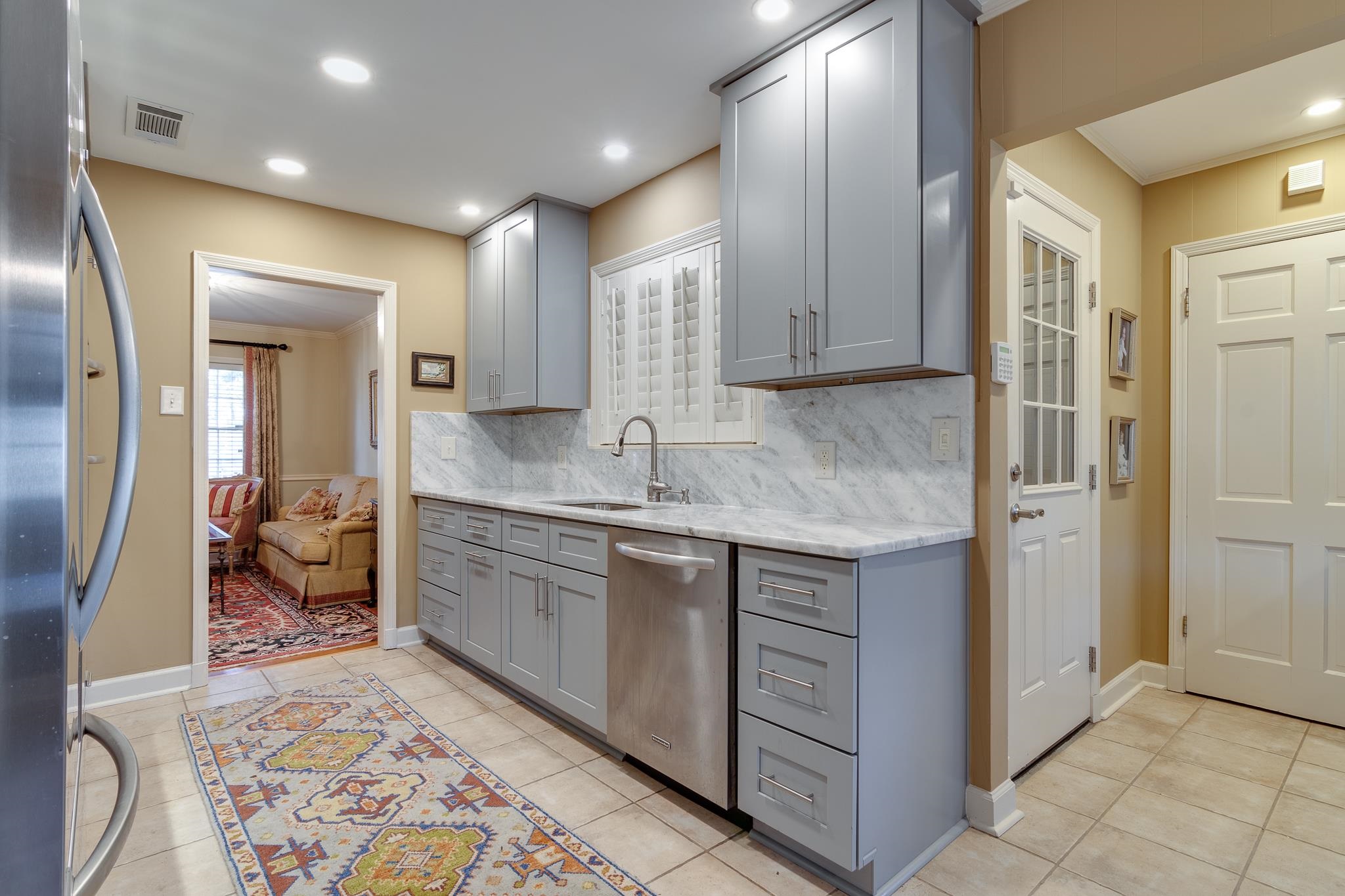 286 North Perkins Road Memphis, TN 38117 - Photo 7 of 25 a spacious bathroom with a granite countertop sink and a mirror