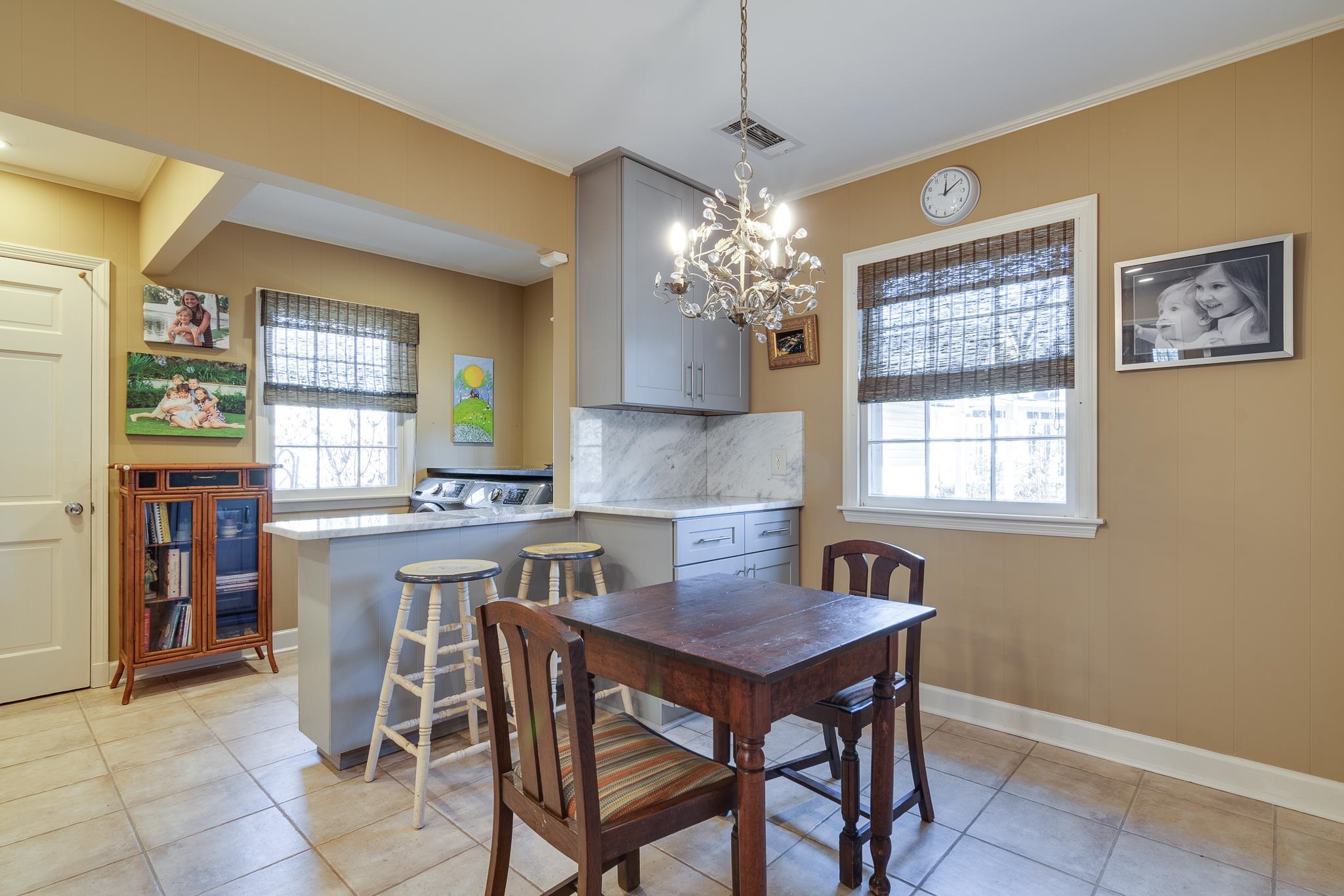 286 North Perkins Road Memphis, TN 38117 - Photo 8 of 25 a view of a dining room with furniture and chandelier