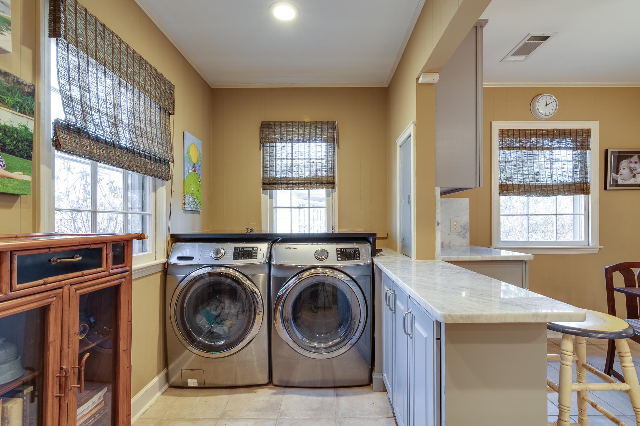 286 North Perkins Road Memphis, TN 38117 - Photo 9 of 25 a utility room with sink dryer and washer