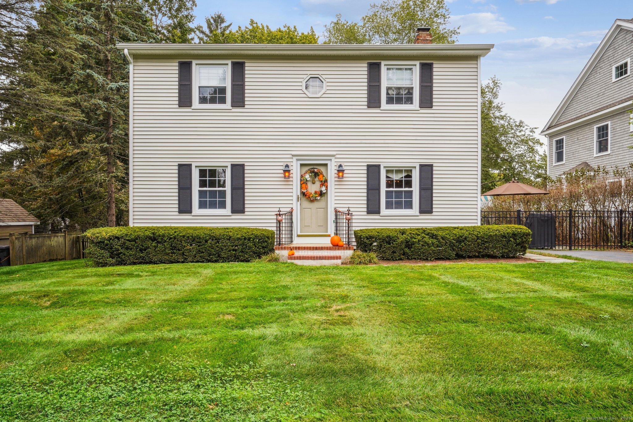 a view of a house with a backyard