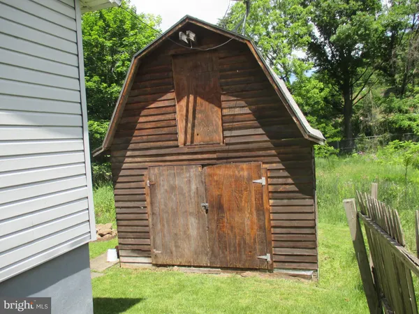 a view of a house with backyard