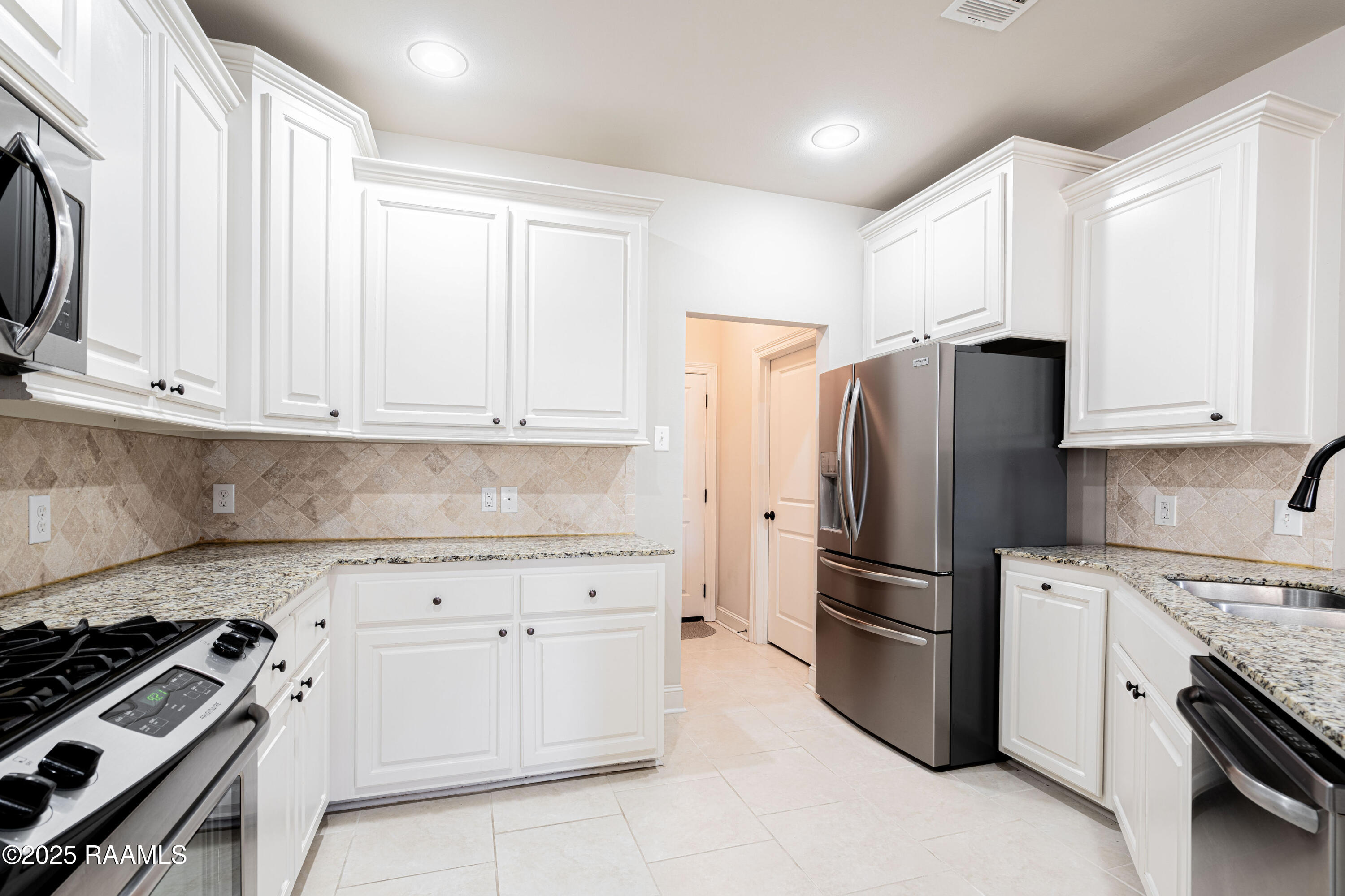 207 Whispering Meadows Road Broussard, LA 70518 - Photo 16 of 30 Kitchen