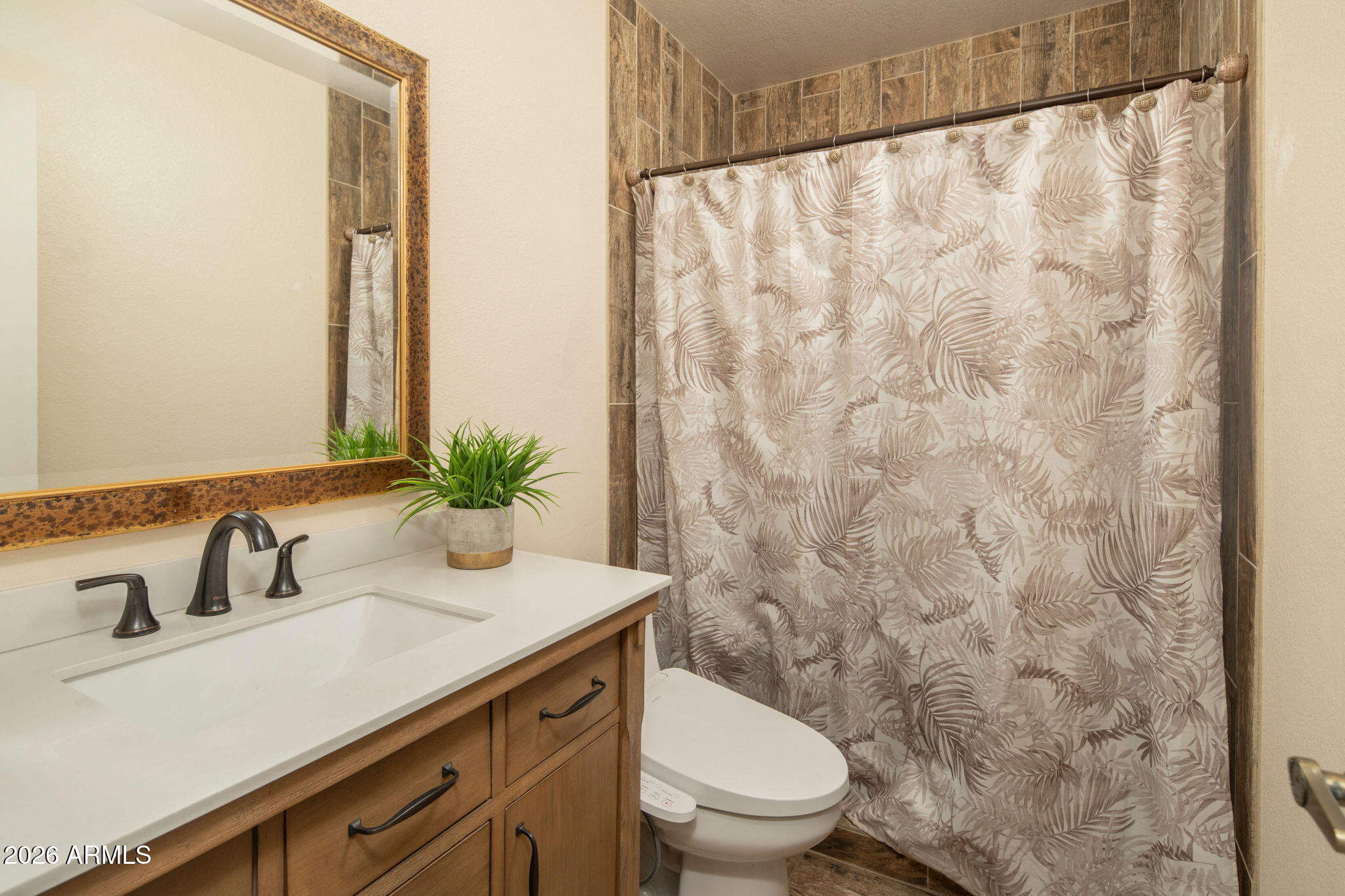 902 East Wagoner Road Phoenix, AZ 85022 - Photo 9 of 17 Primary Suite Bathroom