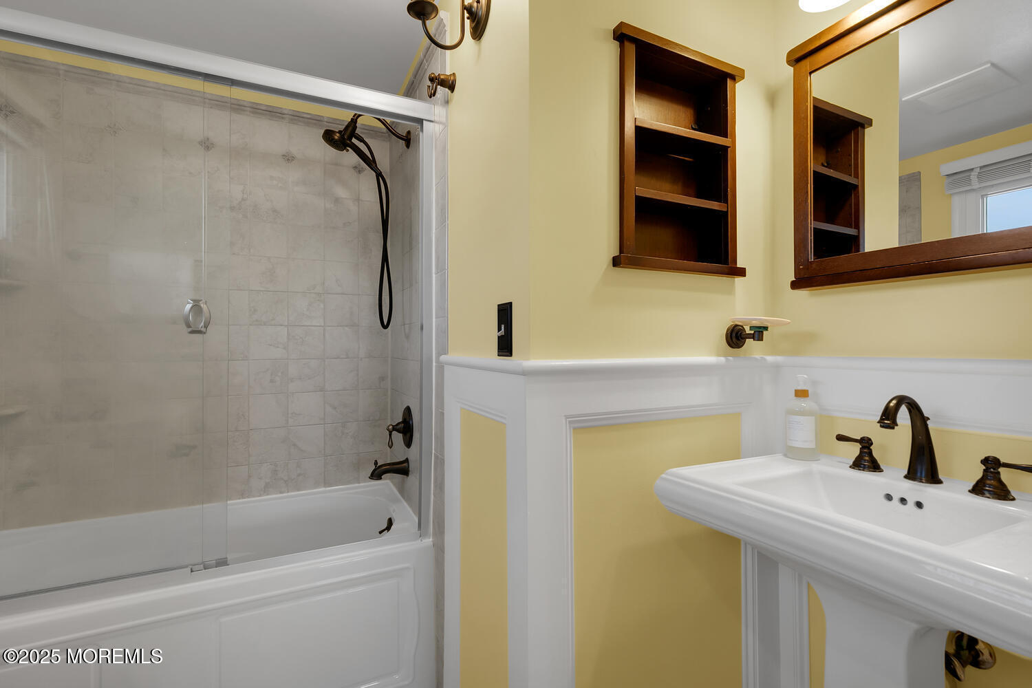 21 Hemlock Street Hazlet, NJ 07730 - Photo 25 of 40 Full Bathroom