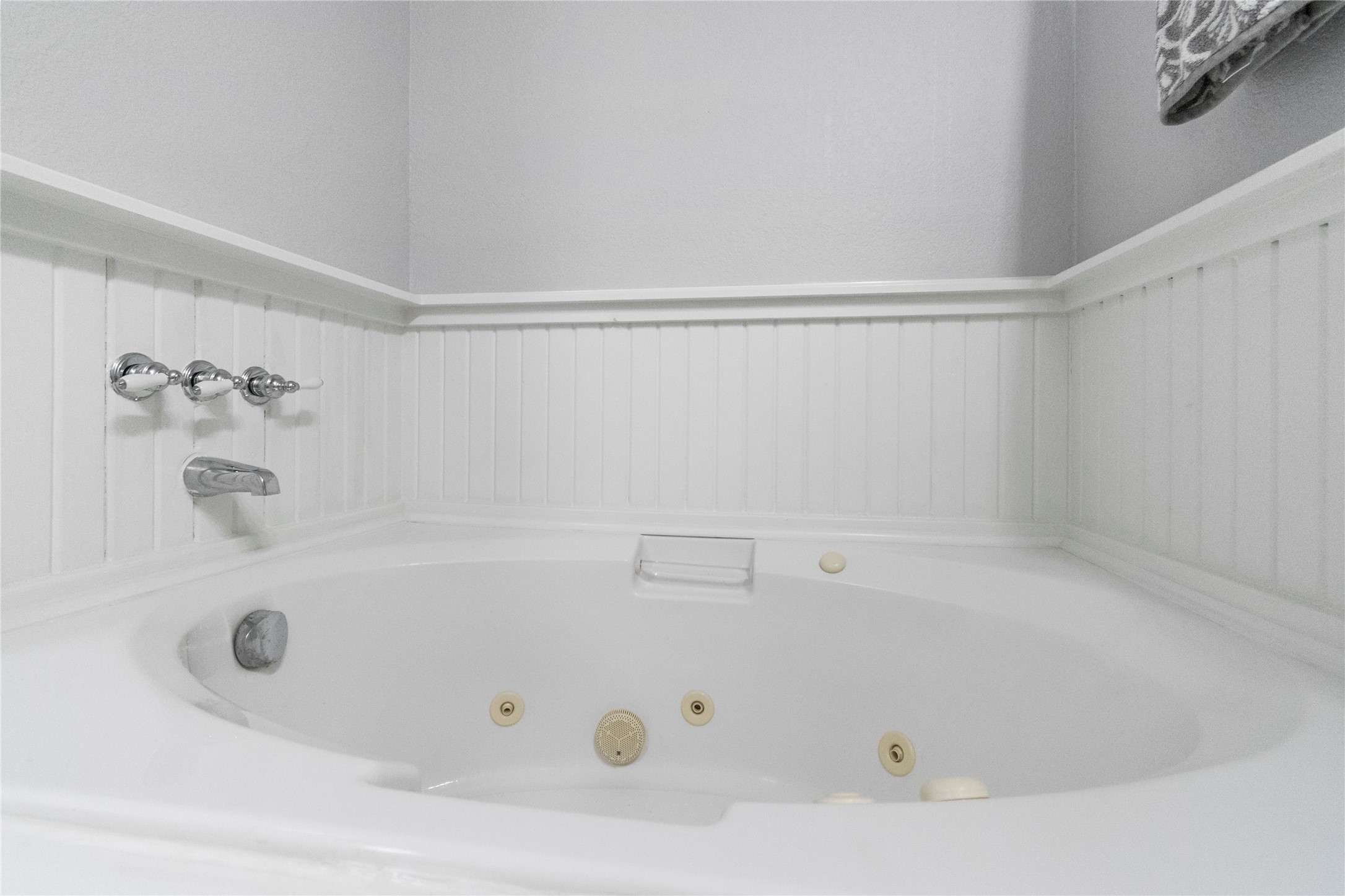 210 Teeoff, Unit B Horseshoe Bay, TX 78657 - Photo 25 of 38 Relax in this corner jetted tub, perfect for unwinding after a long day.