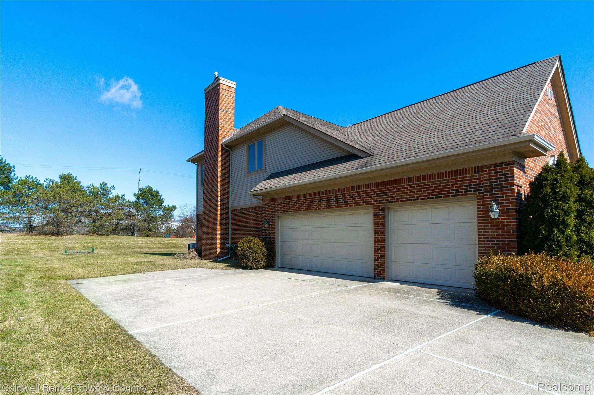 3 Car garage 