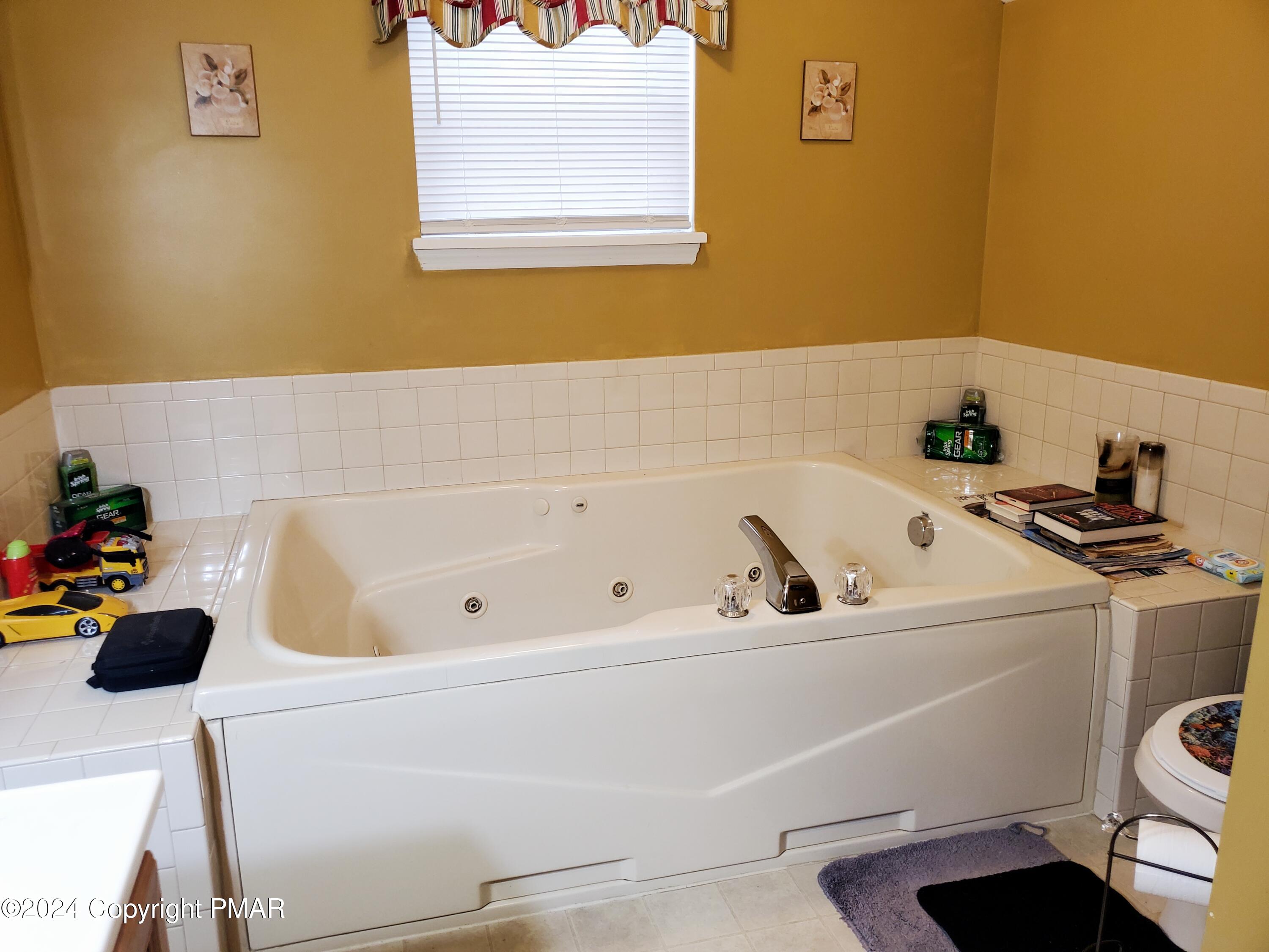 1102 Steele Circle Bushkill, PA 18324 - Photo 8 of 23 a bathroom with a bathtub sink and a toilet