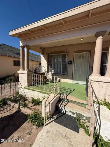 a view of a house with backyard and porch