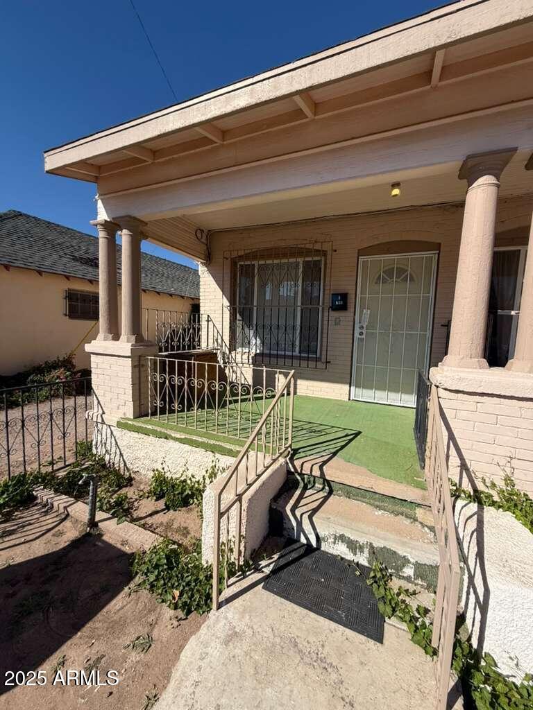 a view of a house with backyard and porch