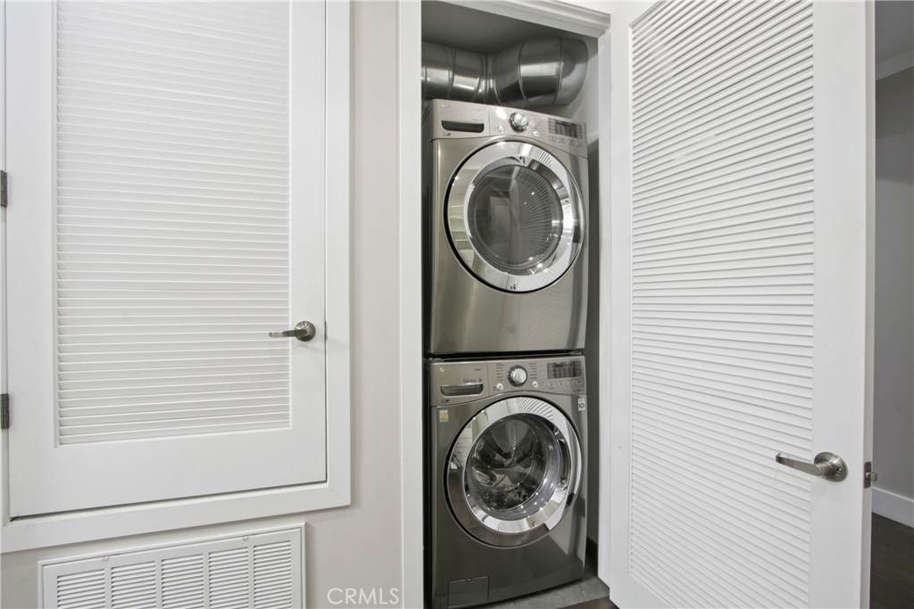 433 Pine Avenue, Unit 203 Long Beach, CA 90802 - Photo 8 of 19 a utility room with dryer and washer
