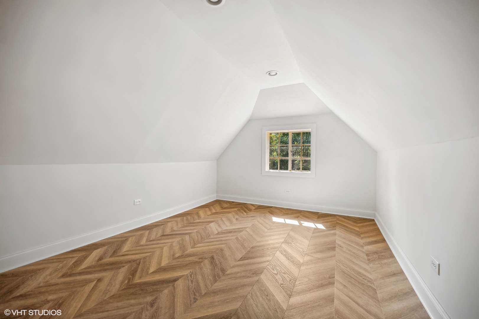 180 Randolph Street Glencoe, IL 60022 - Photo 26 of 36 an empty room with windows