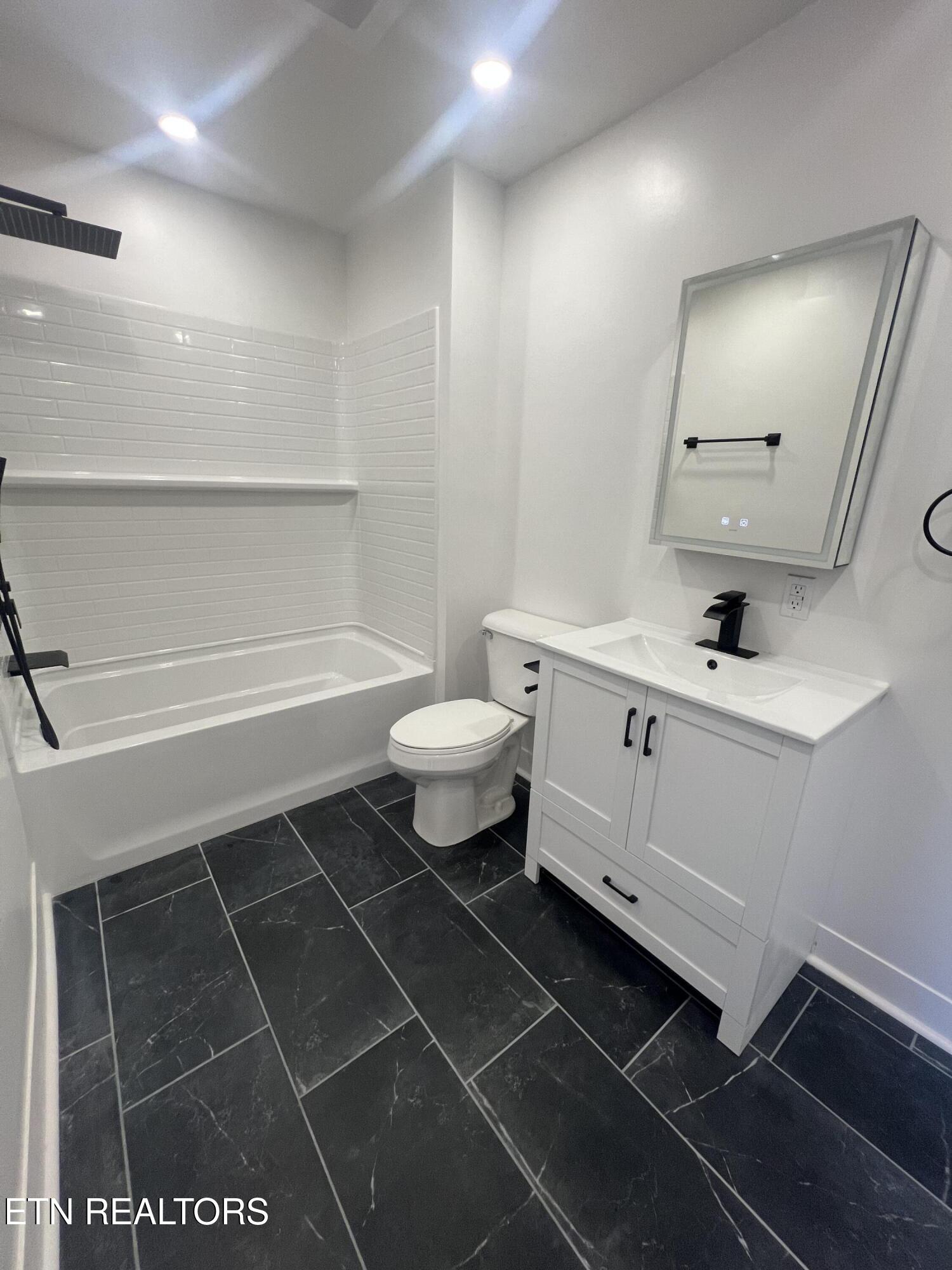 315 Meadow View Road Knoxville, TN 37914 - Photo 11 of 32 Bathroom