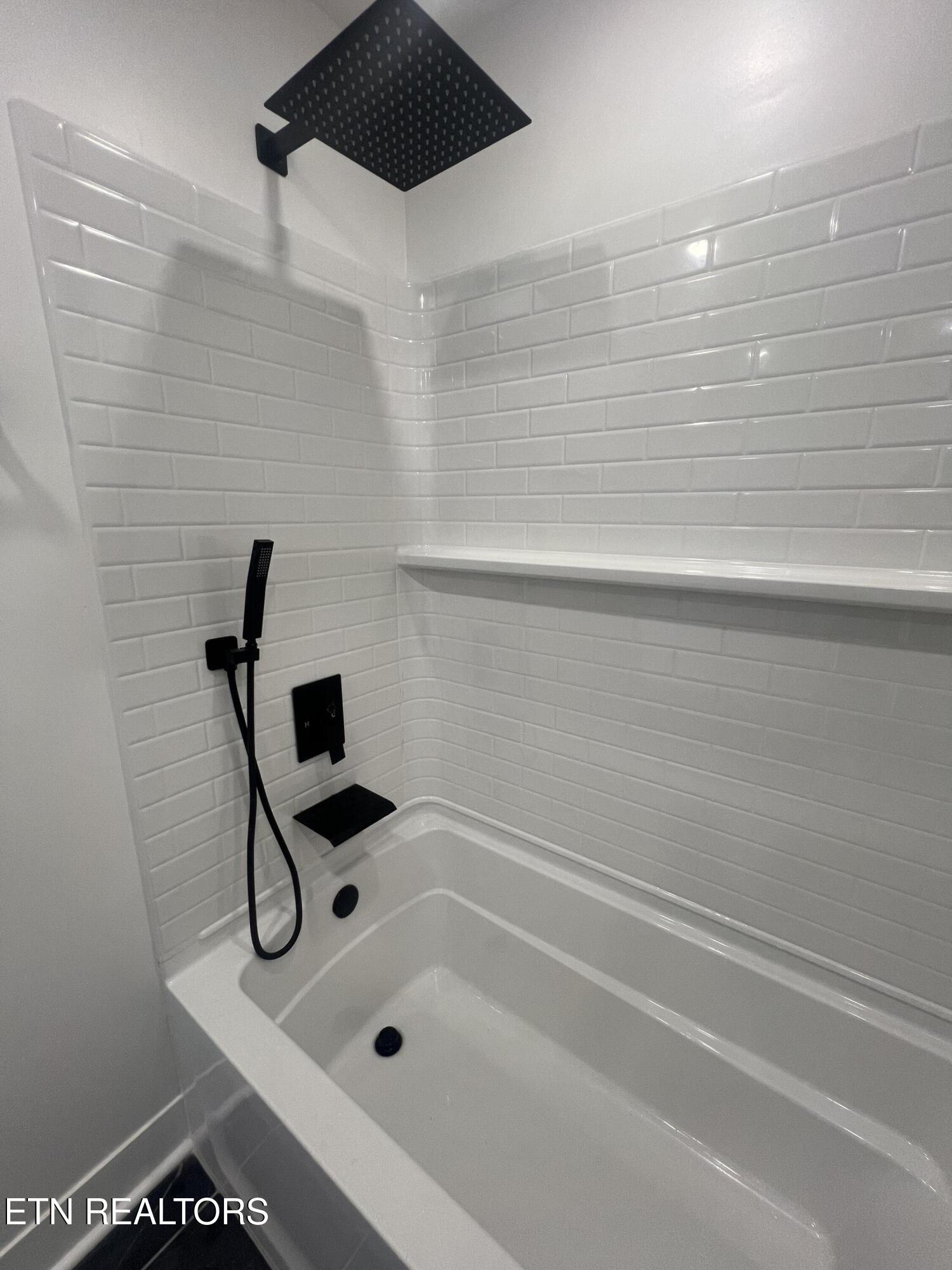 315 Meadow View Road Knoxville, TN 37914 - Photo 12 of 32 Bathroom
