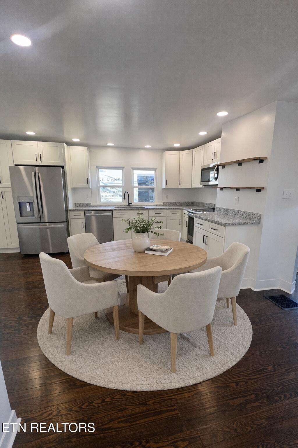 315 Meadow View Road Knoxville, TN 37914 - Photo 18 of 32 Virtually staged kitchen
