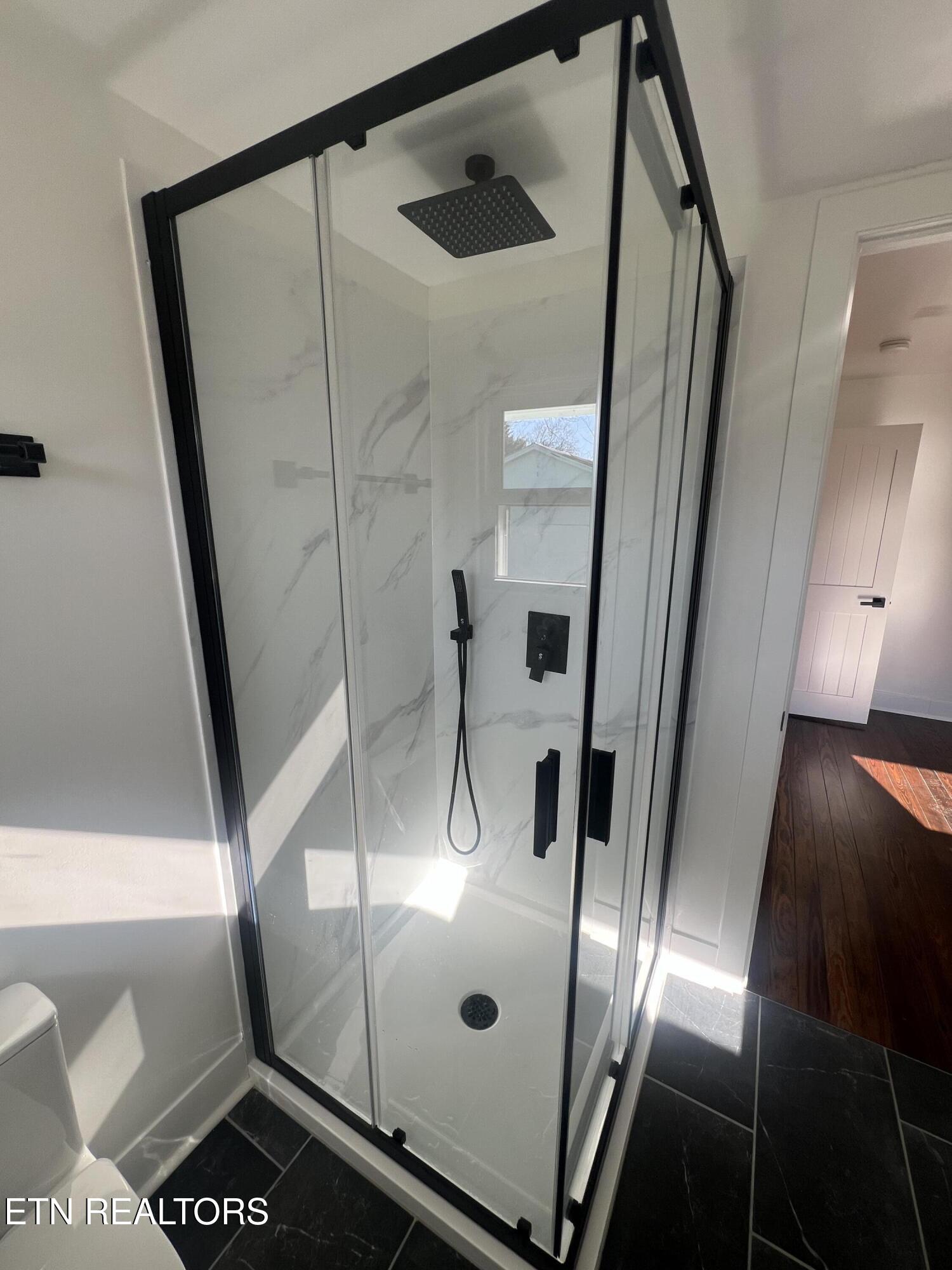 315 Meadow View Road Knoxville, TN 37914 - Photo 23 of 32 Primary shower