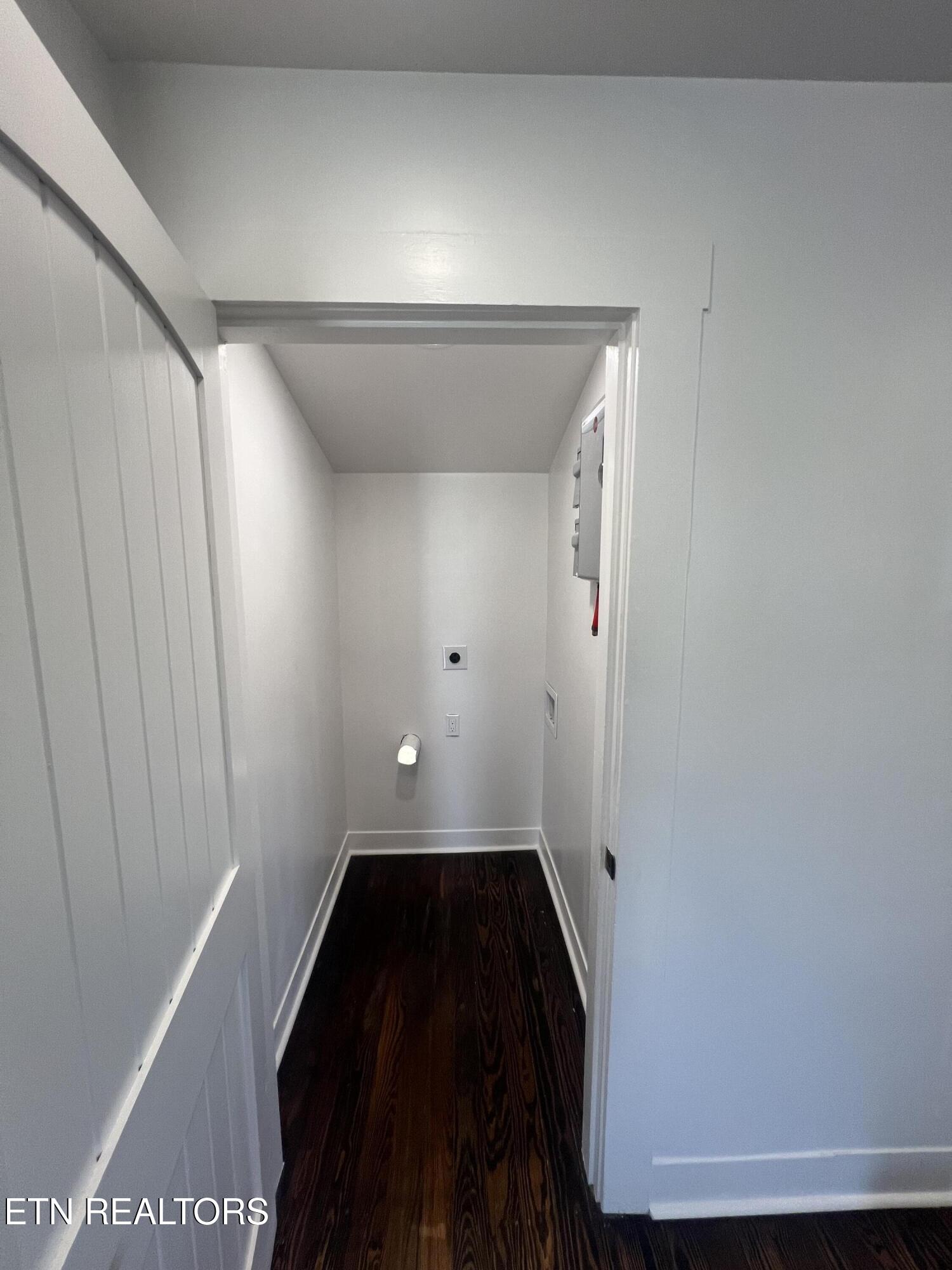 315 Meadow View Road Knoxville, TN 37914 - Photo 24 of 32 Laundry room