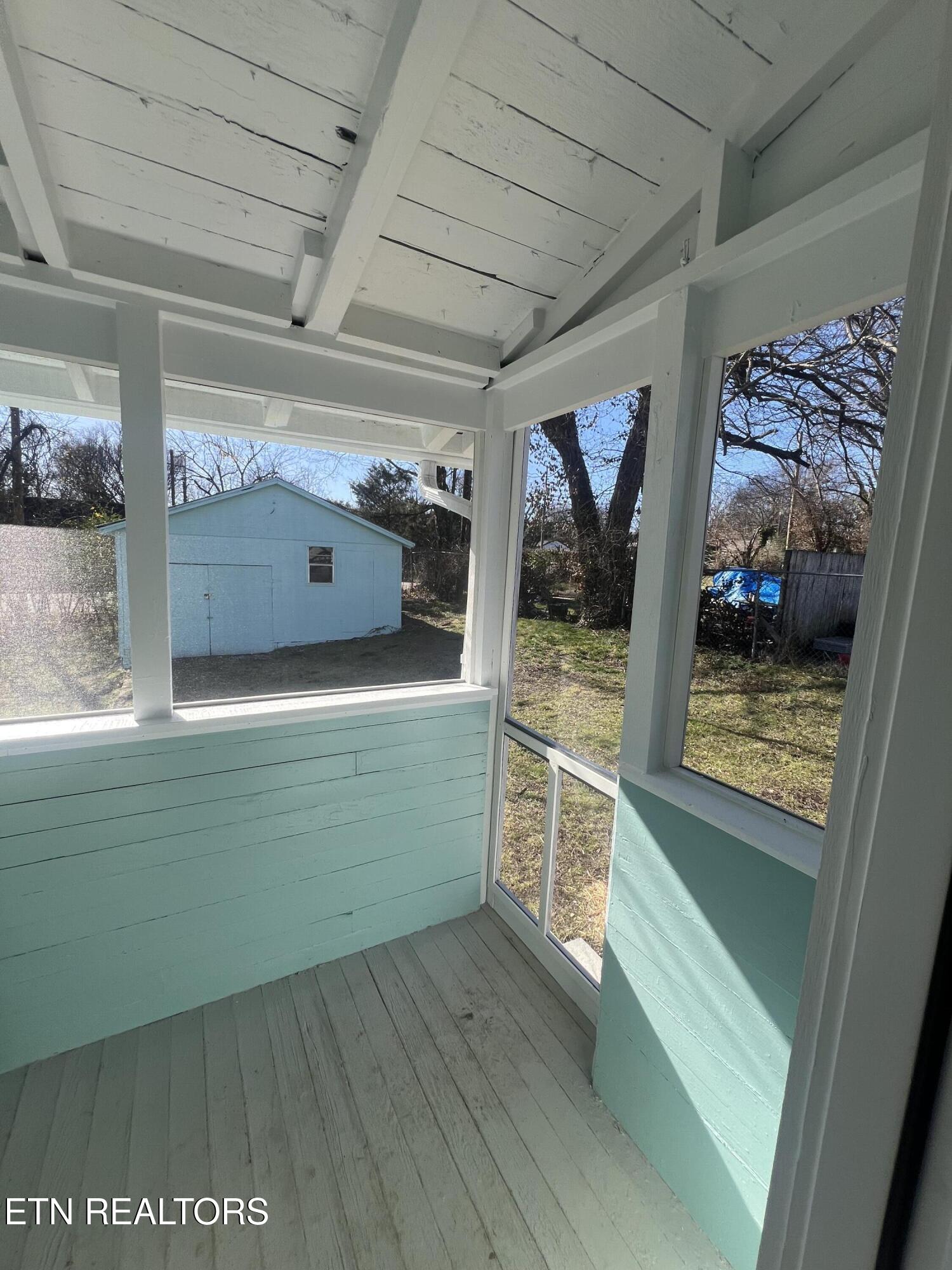 315 Meadow View Road Knoxville, TN 37914 - Photo 30 of 32 Screened porch
