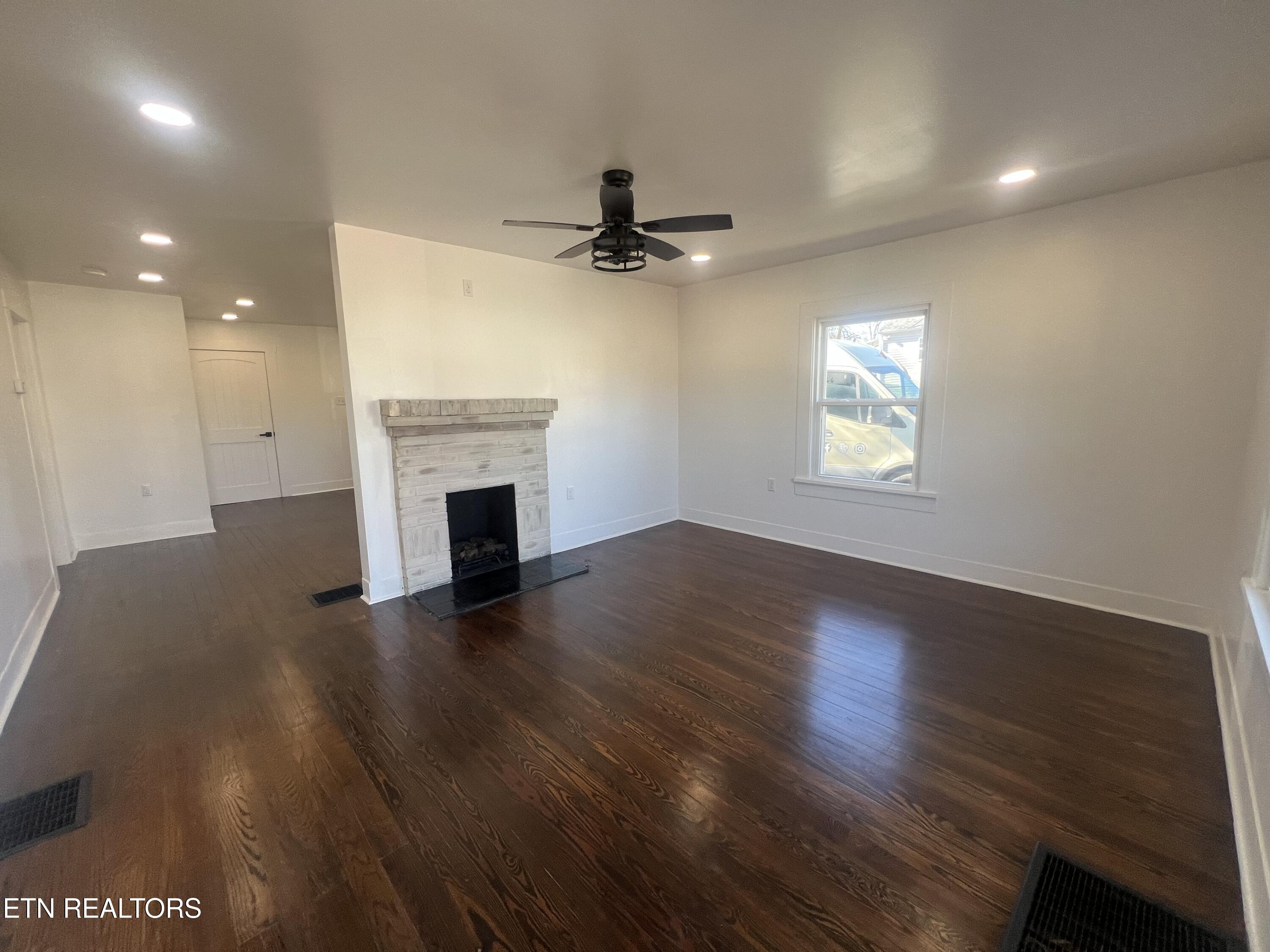 315 Meadow View Road Knoxville, TN 37914 - Photo 3 of 32 Living room