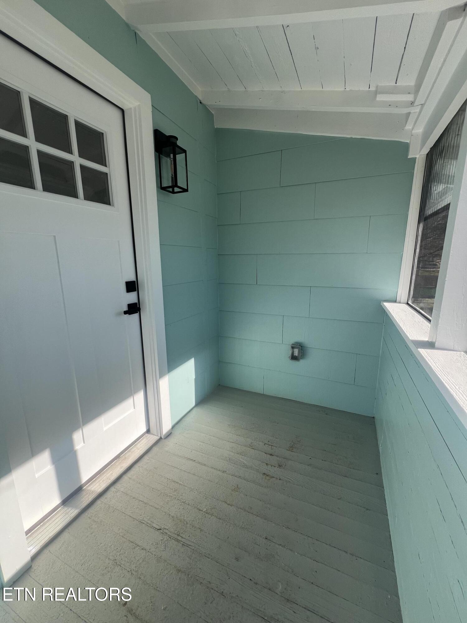 315 Meadow View Road Knoxville, TN 37914 - Photo 31 of 32 Screened porch