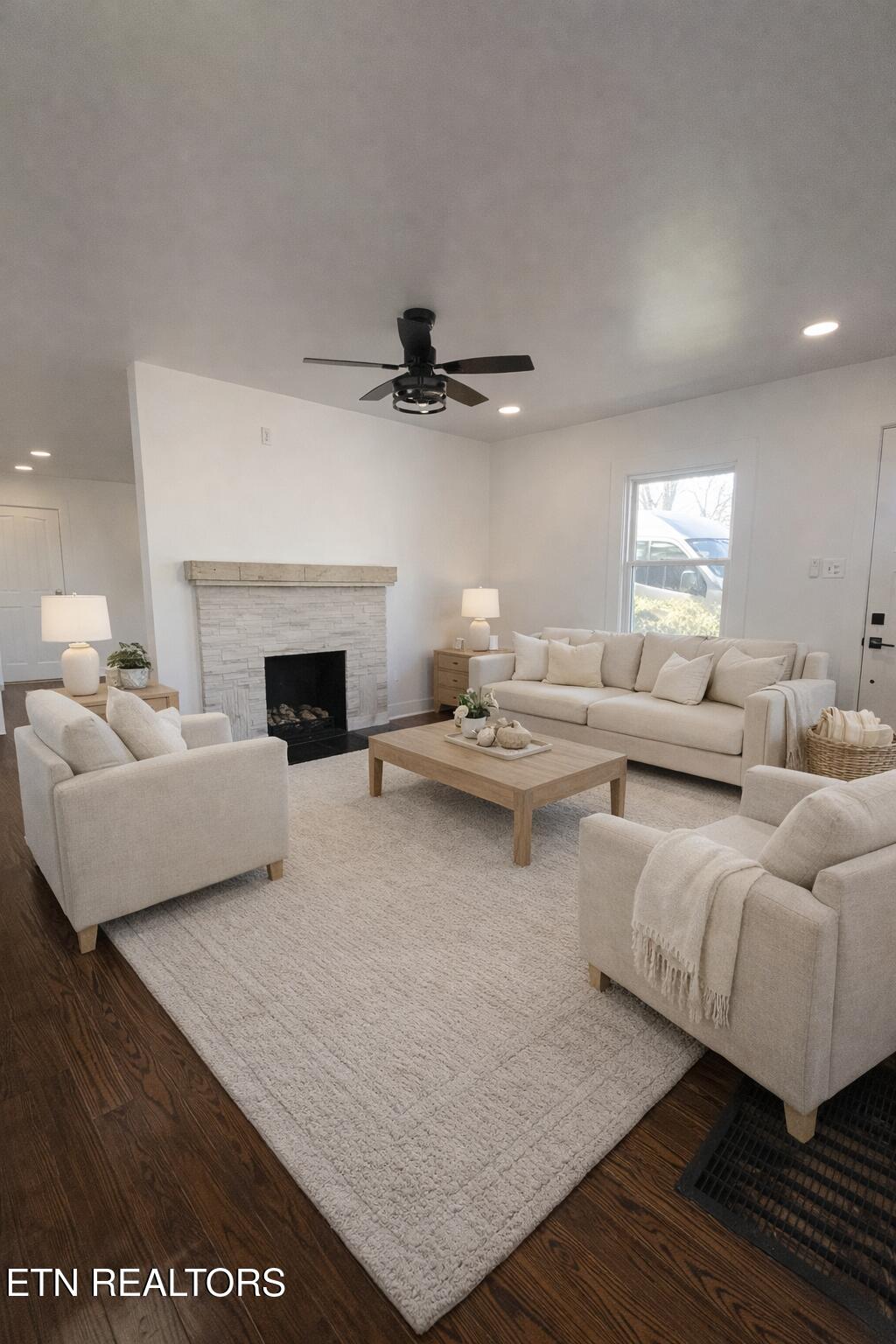 315 Meadow View Road Knoxville, TN 37914 - Photo 4 of 32 Virtually staged LR