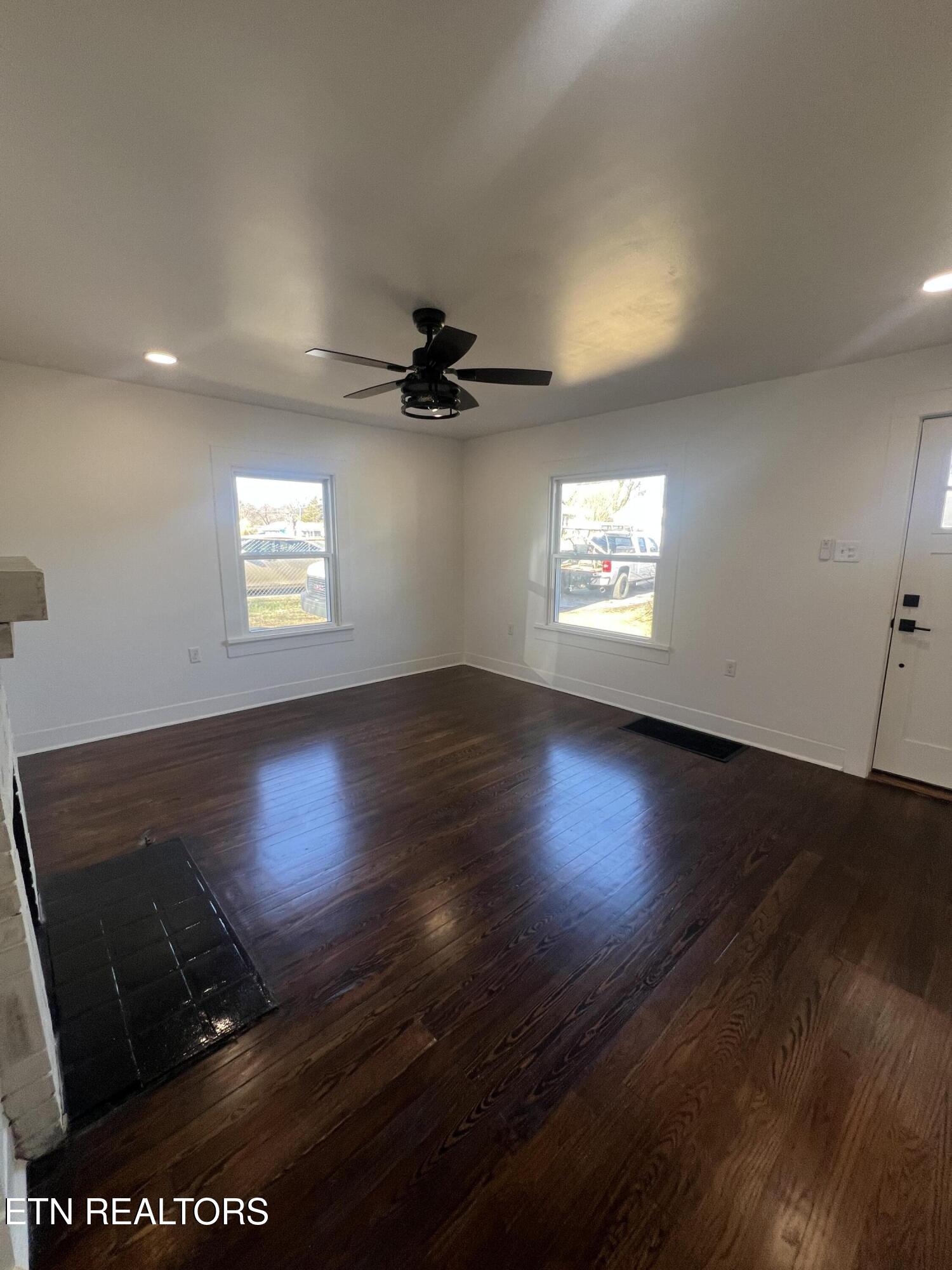 315 Meadow View Road Knoxville, TN 37914 - Photo 6 of 32 Living room
