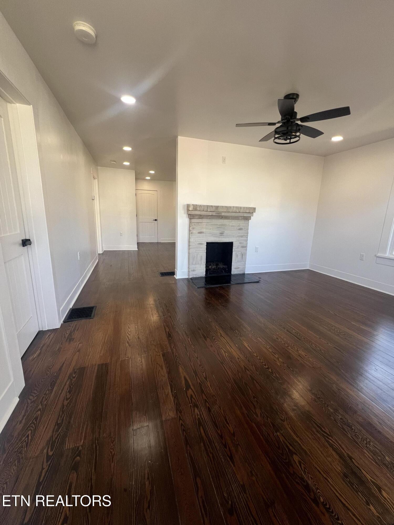 315 Meadow View Road Knoxville, TN 37914 - Photo 7 of 32 Living room