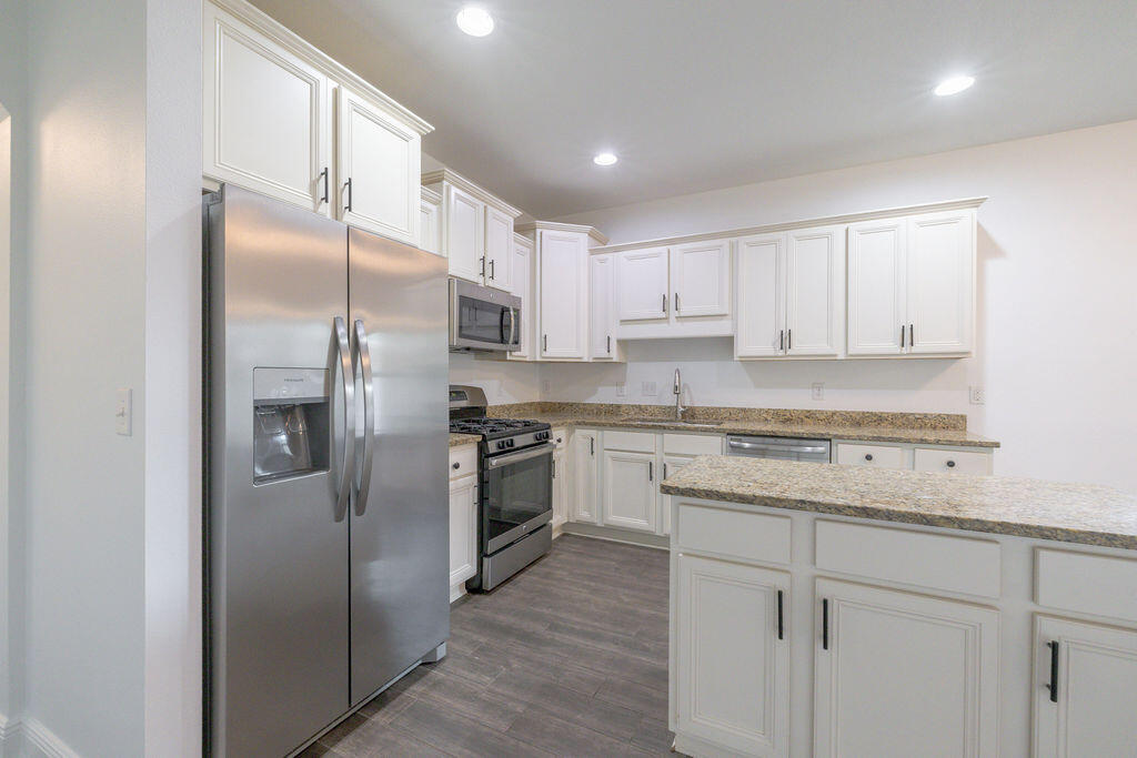 41 Twain Trail Freeport, FL 32439 - Photo 3 of 33 Kitchen