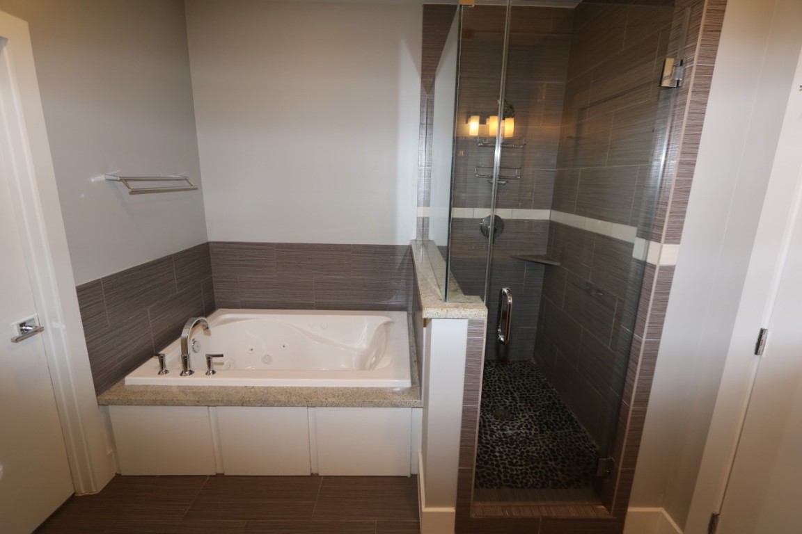 2103 Hadley Street Houston, TX 77003 - Photo 15 of 19 a bathroom with a bathtub