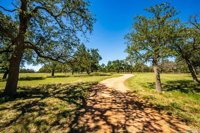 $1,650,000 | 10 Das Landing Lane, Fredericksburg, TX 78624