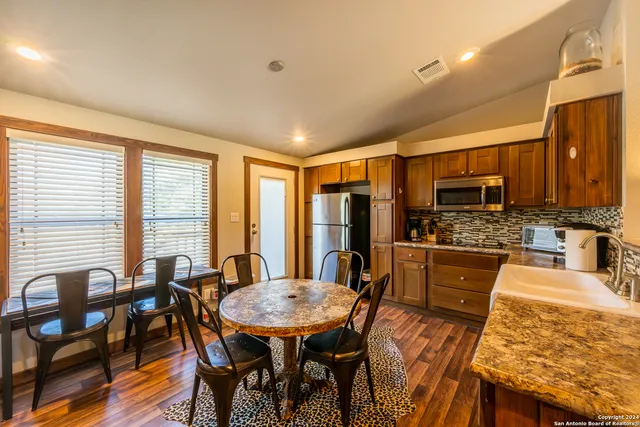 $1,650,000 | 10 Das Landing Lane, Fredericksburg, TX 78624