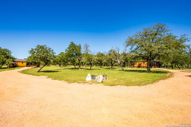 $1,650,000 | 10 Das Landing Lane, Fredericksburg, TX 78624