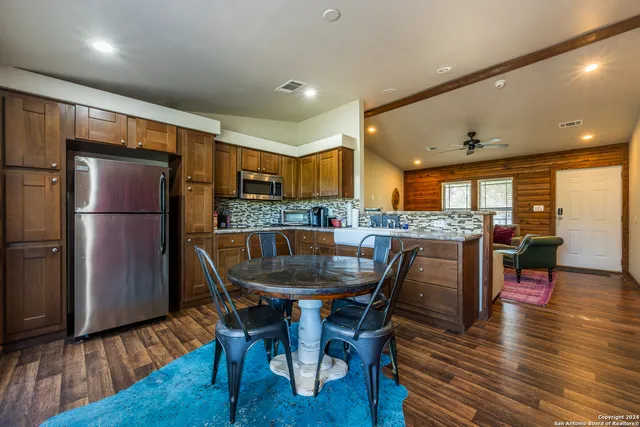 $1,650,000 | 10 Das Landing Lane, Fredericksburg, TX 78624