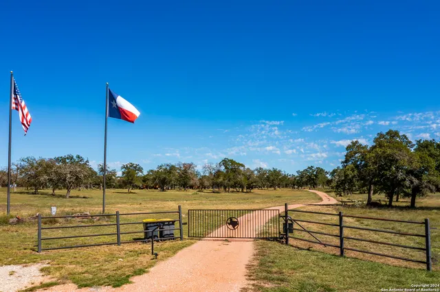 $1,650,000 | 10 Das Landing Lane, Fredericksburg, TX 78624