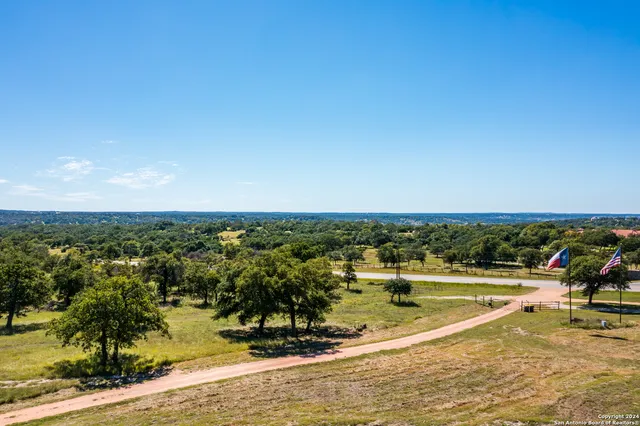 $1,650,000 | 10 Das Landing Lane, Fredericksburg, TX 78624