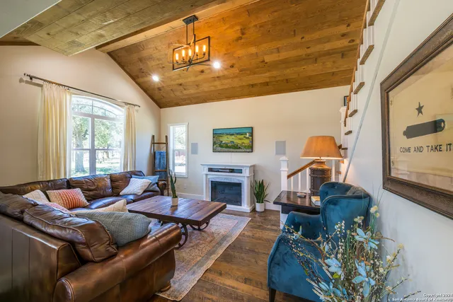 $1,650,000 | 10 Das Landing Lane, Fredericksburg, TX 78624