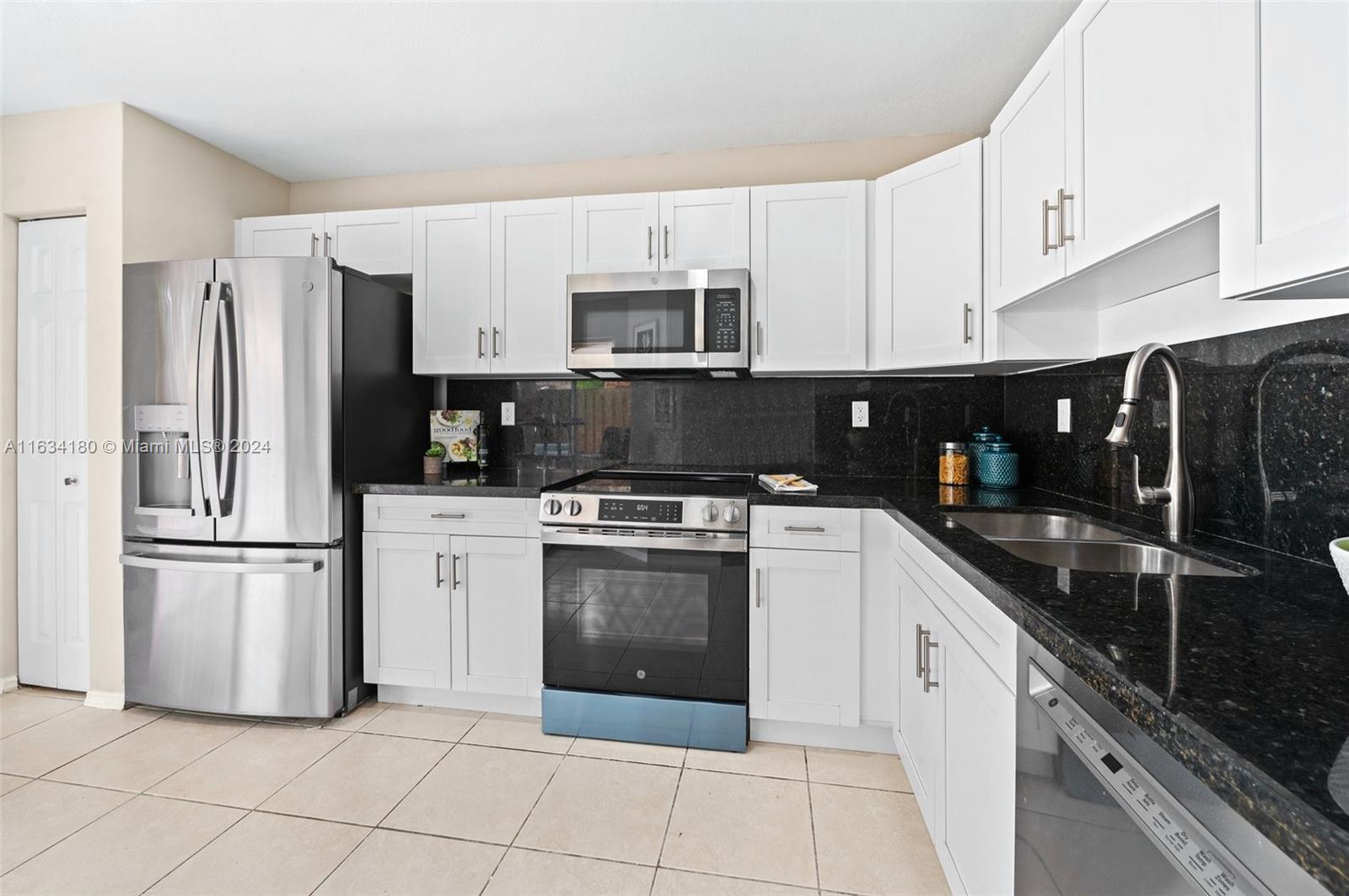 7425 Southwest 164th Court Miami, FL 33193 - Photo 10 of 33