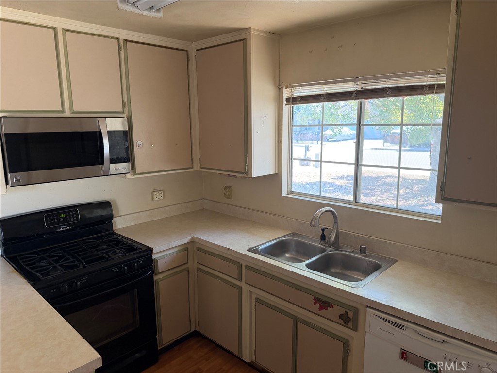 260 Fuller Street Shafter, CA 93263 - Photo 7 of 20