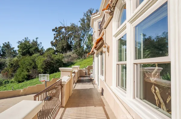 a view of a house with backyard and deck