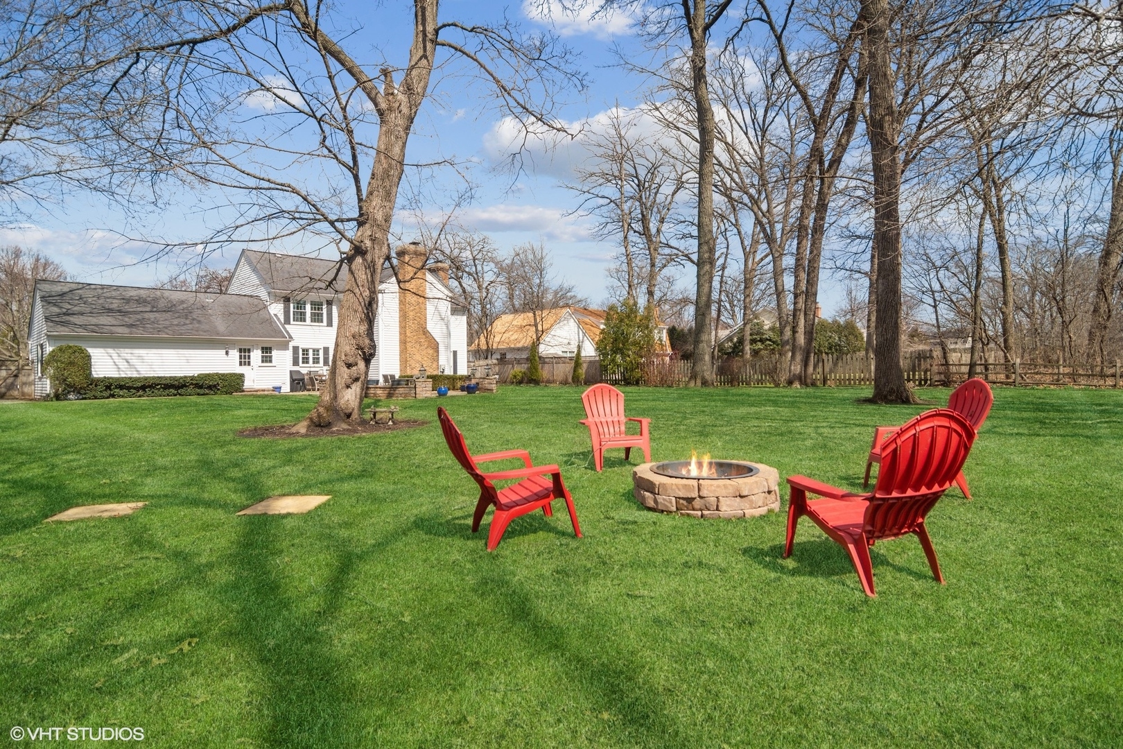1333 West Deerpath Road Lake Forest, IL 60045 - Photo 17 of 22 a backyard of a house with table and chairs