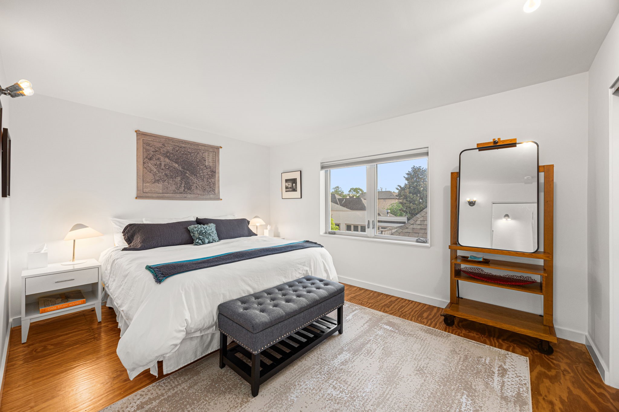 5811 Rose Street Houston, TX 77007 - Photo 28 of 38 The secondary bedroom located on the third floor is generously sized and can comfortably accommodate a king size bedroom set. Notice the natural light that continues into this space.