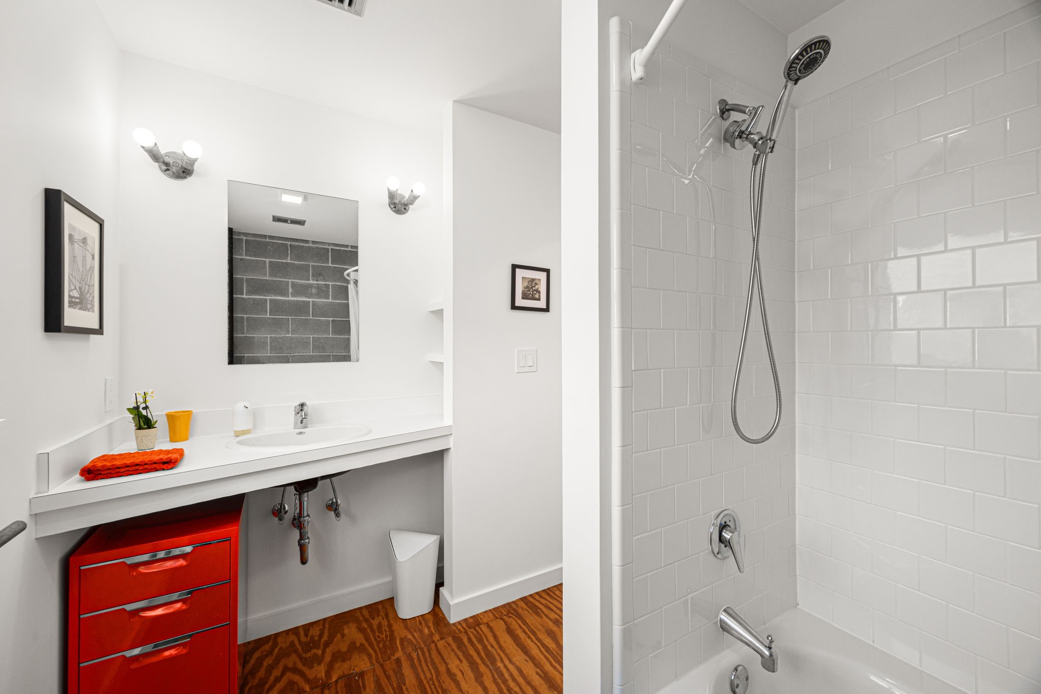 5811 Rose Street Houston, TX 77007 - Photo 29 of 38 Third floor secondary full bathroom with tub/shower combo serves the guest room.