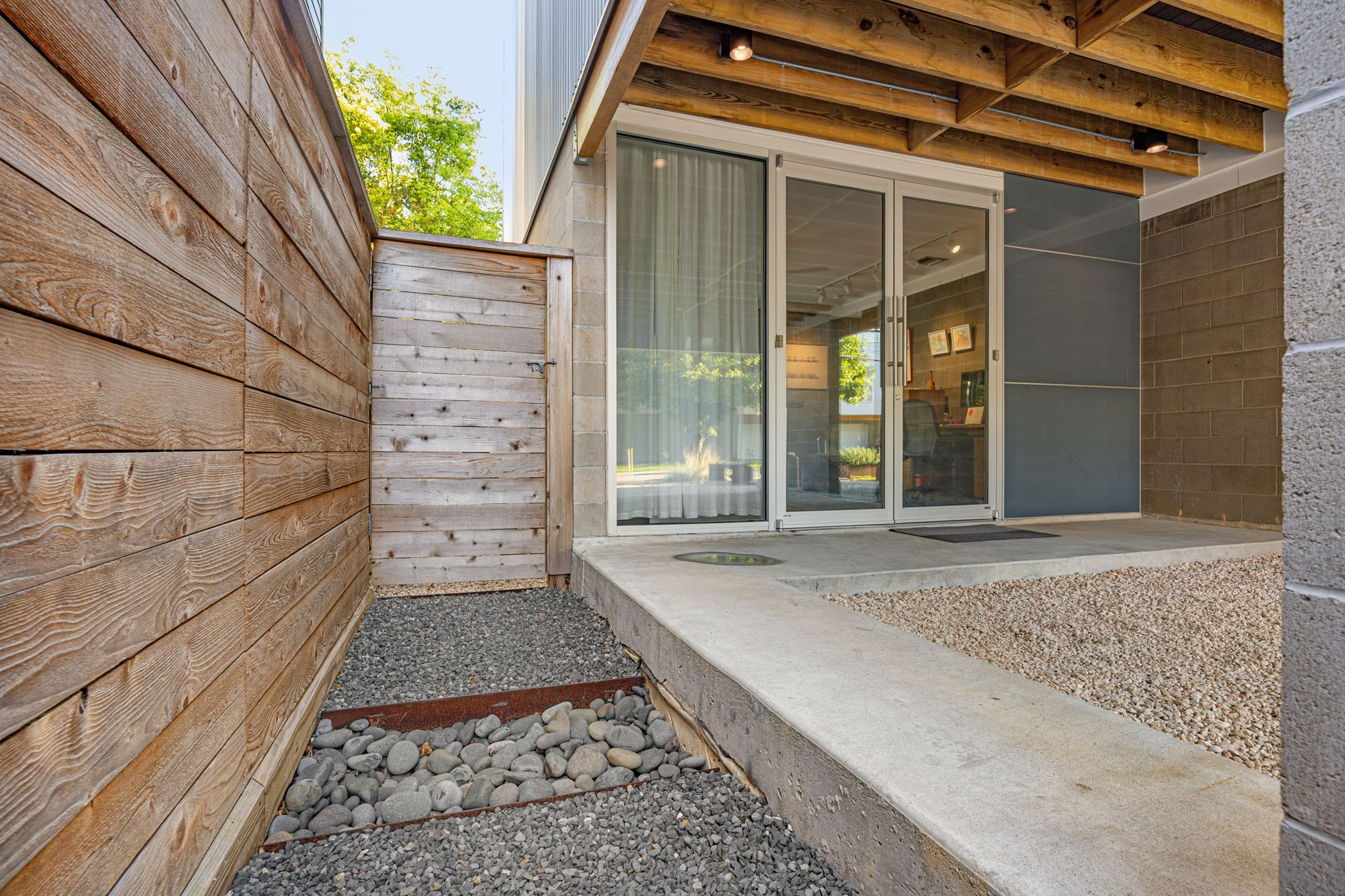 5811 Rose Street Houston, TX 77007 - Photo 36 of 38 No history of flooding. Two independent below grade drainage systems collect rainwater from the Galvalume gutters and downspouts, as well as from the secondary area drains. Additionally, gravel and vegetation maximize permeable surfaces and mitigate the impact of heavy rains.