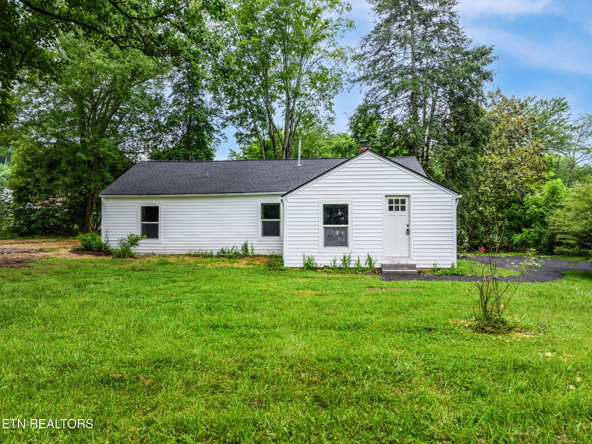 207 Shipe Road Powell, TN 37849 - Photo 3 of 23 a view of a backyard of the house