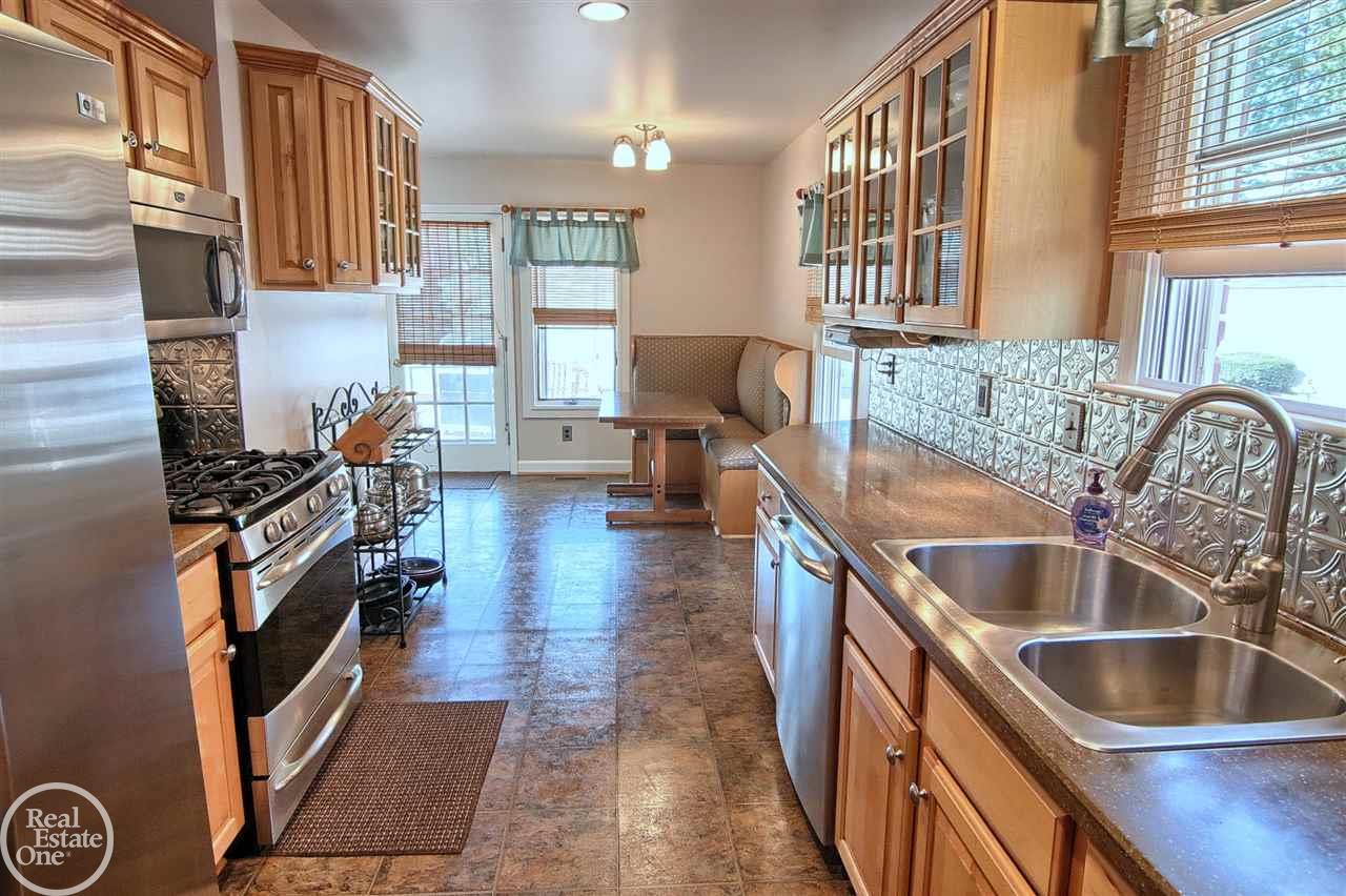 1609 Hampton Road Grosse Pointe Woods, MI 48236 - Photo 6 of 30