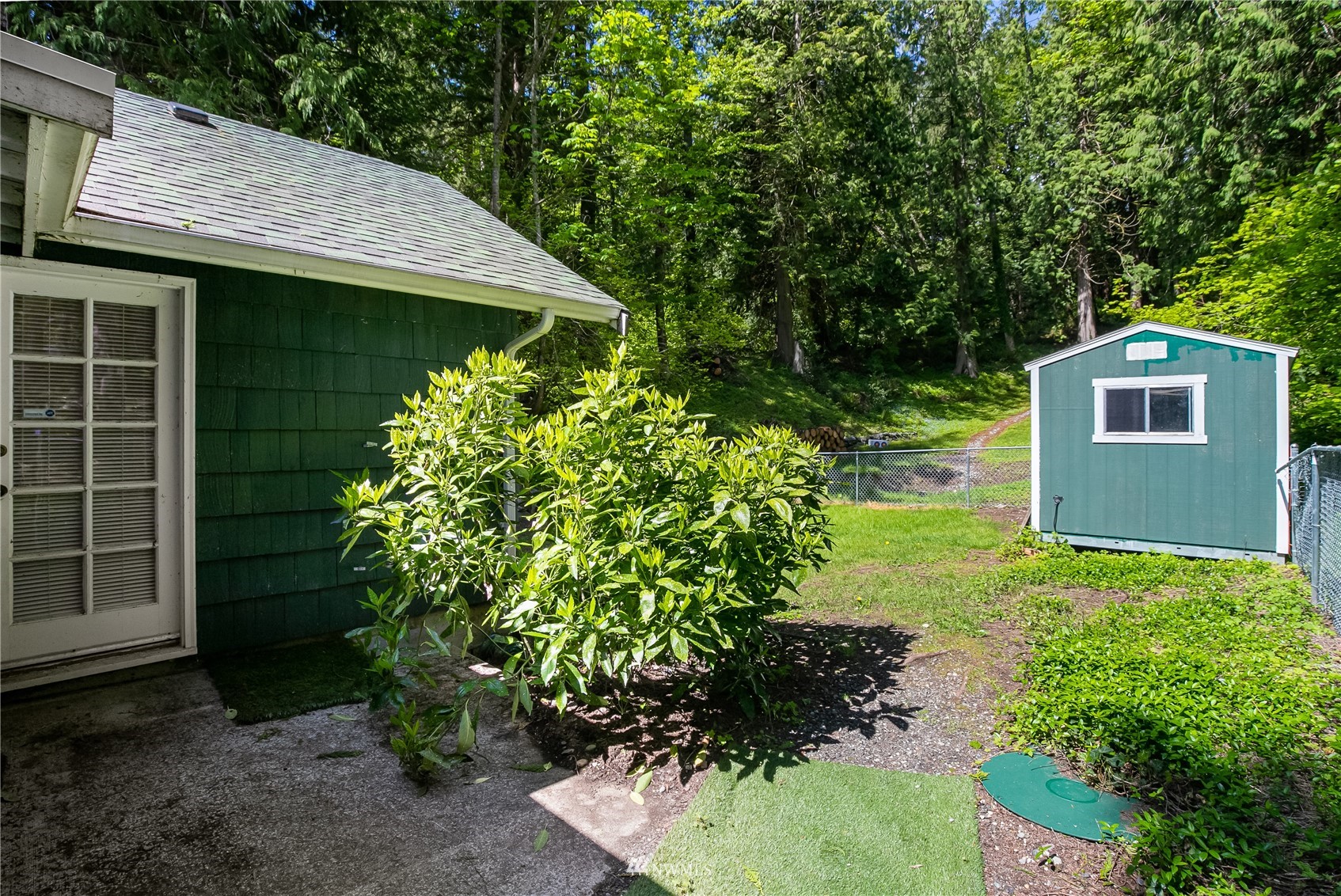 2964 North Shore Road Bellingham, WA 98226 - Photo 35 of 40 a view of a backyard with plants
