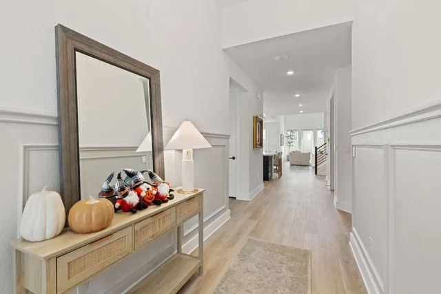 a view of livingroom with furniture and entryway