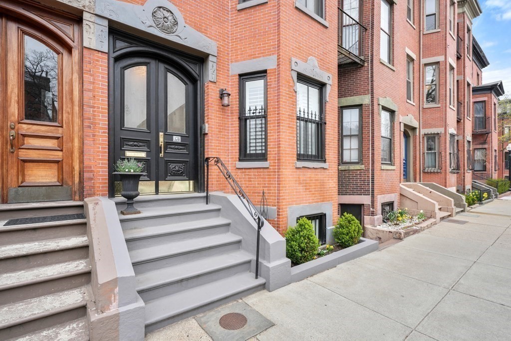 173 Warren Avenue, Unit 2 Boston, MA 02116 - Photo 32 of 32 a front view of a house with a garden